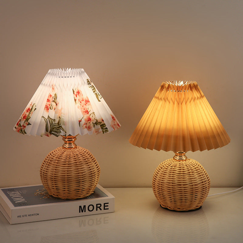 Vivolux | RattaLume Nordic LED Tischlampe | Geflochtenes Rattan & Faltstoffschirm | Stimmungslicht | Deko fürs Schlafzimmer