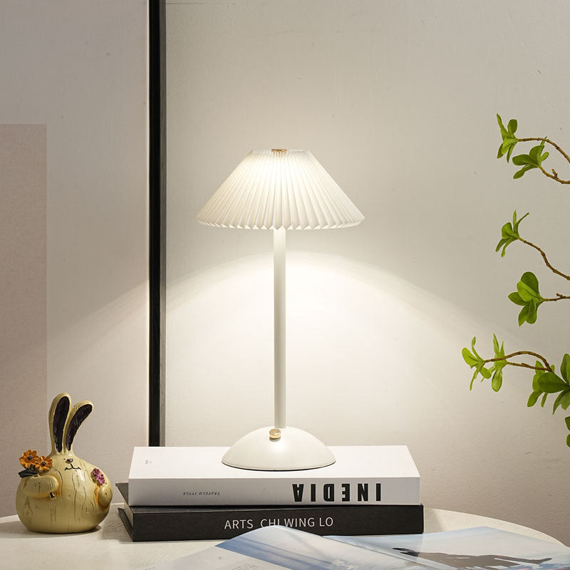 Vivolux | Zeitgenössische skandinavische wiederaufladbare Eisenstoff konische plissierte LED-Tischlampe für Nachttisch
