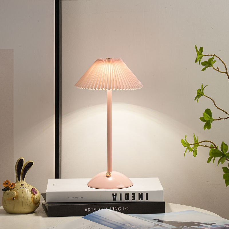 Vivolux | Zeitgenössische skandinavische wiederaufladbare Eisenstoff konische plissierte LED-Tischlampe für Nachttisch