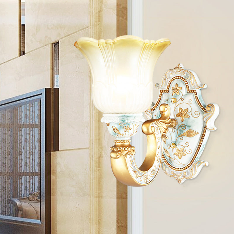 Vivolux | Traditionele Bloemen Wandlamp 1/2-Kop Vervagend Amber en Witte Glazen Wandlamp in Goud