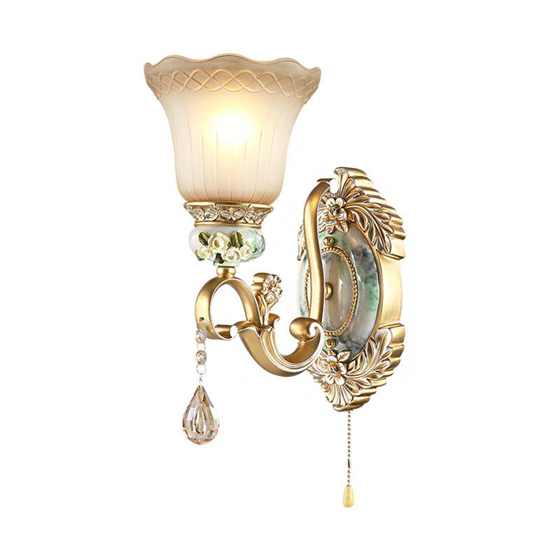 Vivolux | Welle-kantige Glocke Opalglas Wandlampe Traditionelle 1/2-Kopf Wohnzimmer Wandleuchte mit geschnitztem Rosendetail in Gold