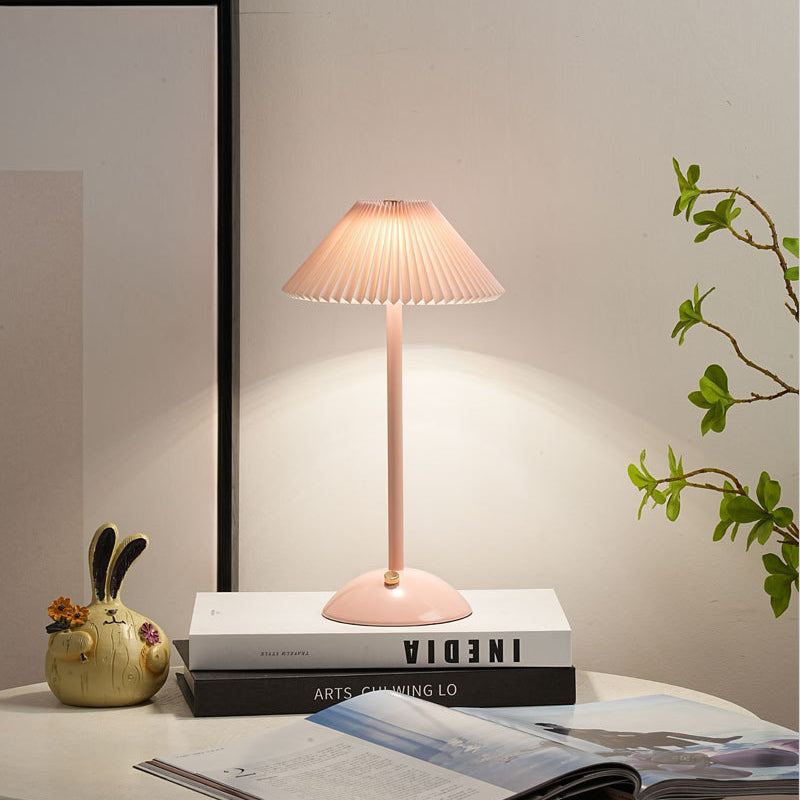 Vivolux | Zeitgenössische skandinavische wiederaufladbare Eisenstoff konische plissierte LED-Tischlampe für Nachttisch