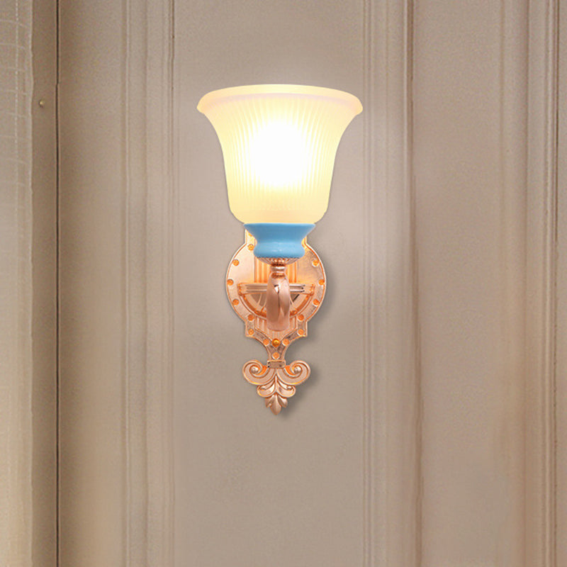 Vivolux | Vintage Swirled Arm Wandlamp 1/2-Bulb Metalen Wand Gemonteerde Verlichting in Goud met Bel Frosted Geribbelde Glazen Schaduw