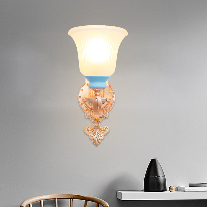 Vivolux | Vintage Swirled Arm Wandlamp 1/2-Bulb Metalen Wand Gemonteerde Verlichting in Goud met Bel Frosted Geribbelde Glazen Schaduw