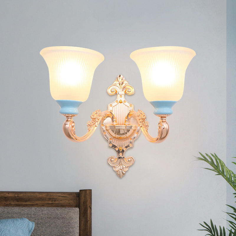 Vivolux | Vintage Swirled Arm Wandlamp 1/2-Bulb Metalen Wand Gemonteerde Verlichting in Goud met Bel Frosted Geribbelde Glazen Schaduw