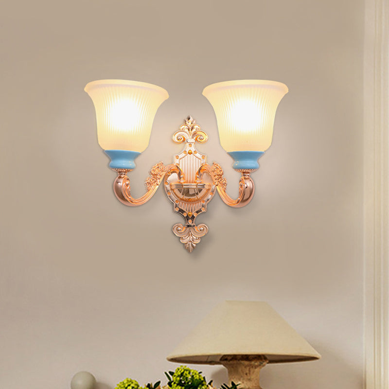 Vivolux | Vintage Swirled Arm Wandlamp 1/2-Bulb Metalen Wand Gemonteerde Verlichting in Goud met Bel Frosted Geribbelde Glazen Schaduw