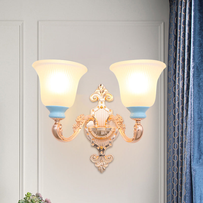 Vivolux | Vintage Swirled Arm Wandlamp 1/2-Bulb Metalen Wand Gemonteerde Verlichting in Goud met Bel Frosted Geribbelde Glazen Schaduw
