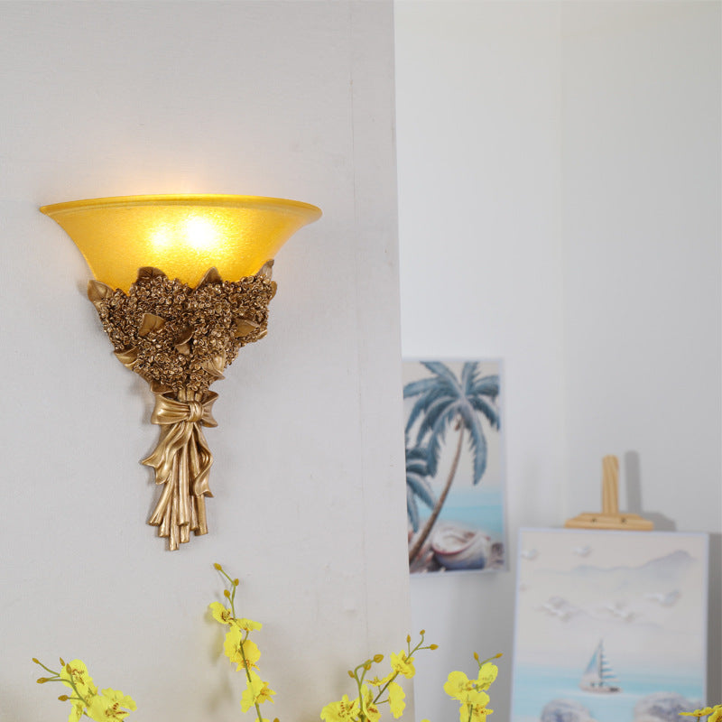 Vivolux | Vintage Brede Bel Muur Gemonteerde Lamp 1 Licht Amber/Melkglas Boeket Muurverlichtingsarmatuur in Goud/Multi-Kleur