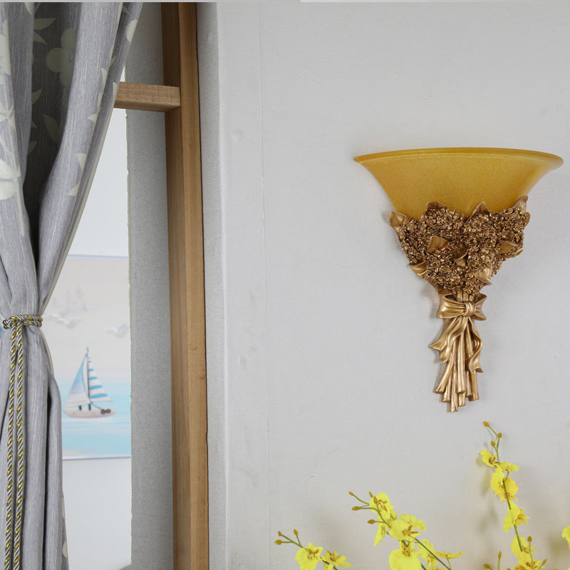 Vivolux | Vintage Brede Bel Muur Gemonteerde Lamp 1 Licht Amber/Melkglas Boeket Muurverlichtingsarmatuur in Goud/Multi-Kleur