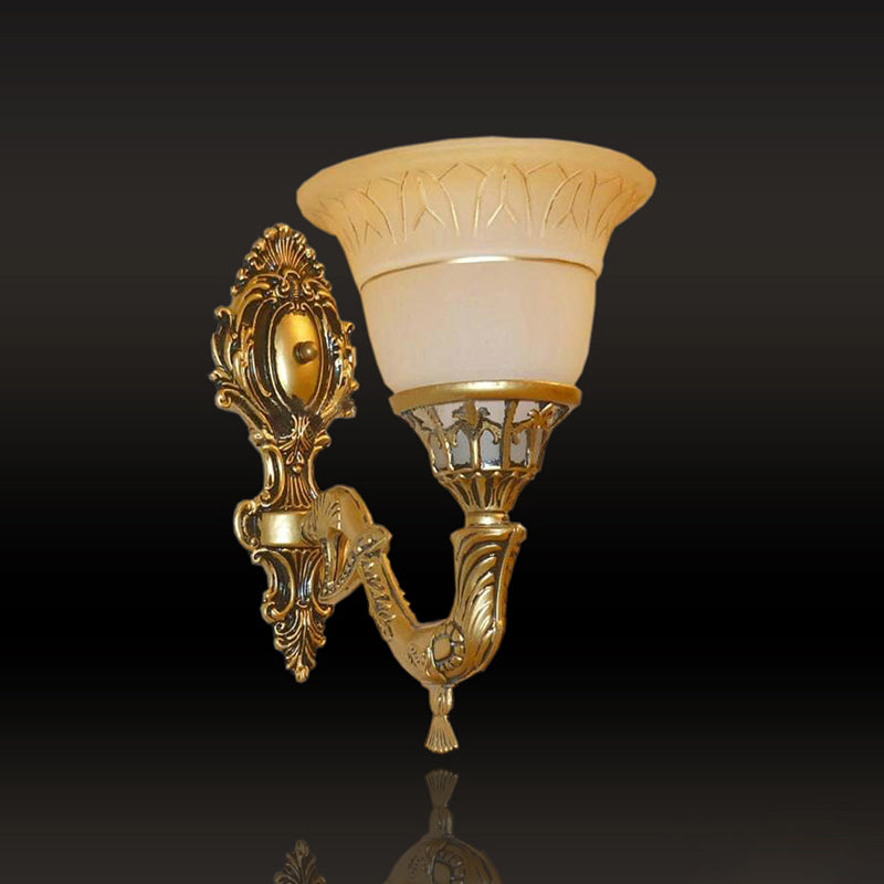 Vivolux | Traditionele wandgemonteerde belamp met 1 hoofd matglas wandlamp met gesneden arm in messing