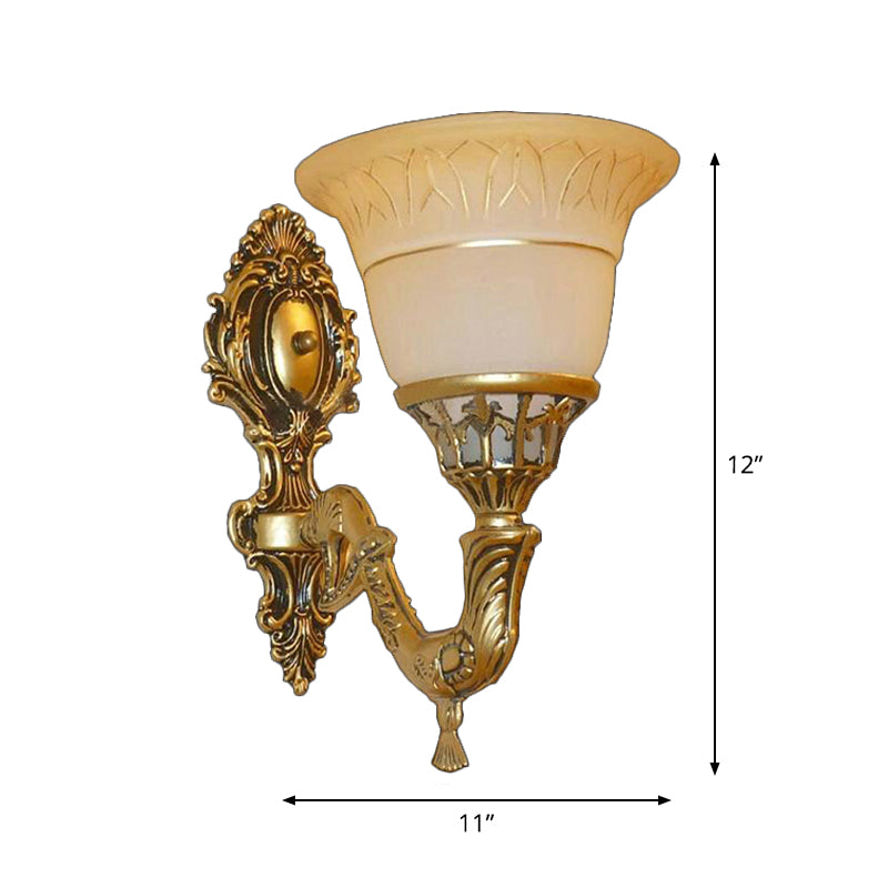 Vivolux | Traditionele wandgemonteerde belamp met 1 hoofd matglas wandlamp met gesneden arm in messing