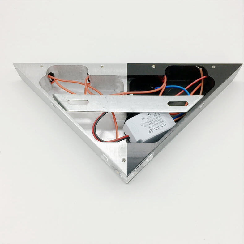 Vivolux | TriLumina Prisma LED Wandleuchte | Kreatives Pyramidendesign | Aluminium & Acryl | Farbige Lichtoptionen