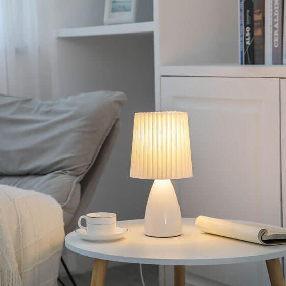 Vivolux | Skandinavische Retro-Tischlampe mit plissiertem Schirm und Glassockel
