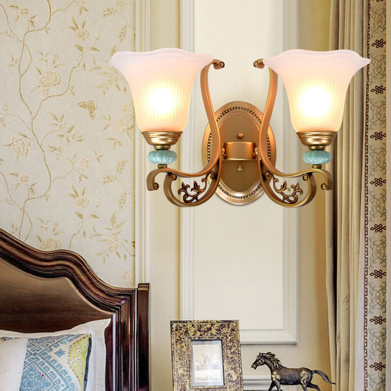 Vivolux | Traditionelle gekerbte Wandleuchte 1/2-Licht milchige Glas-Schirm Wandlampe in Gold für Schlafzimmer