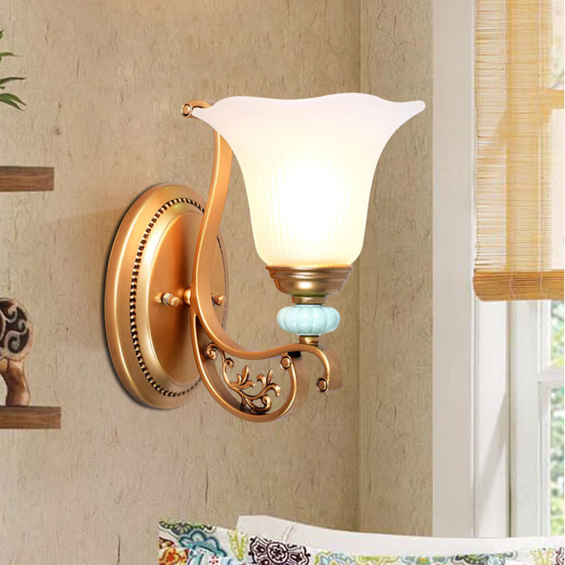 Vivolux | Traditionelle gekerbte Wandleuchte 1/2-Licht milchige Glas-Schirm Wandlampe in Gold für Schlafzimmer