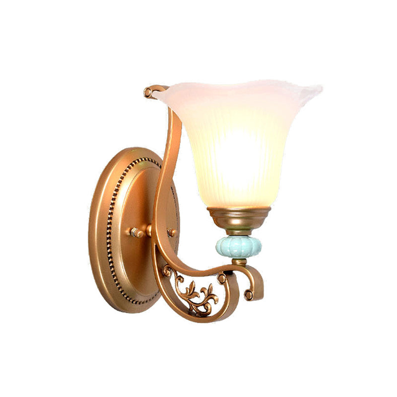 Vivolux | Traditionelle gekerbte Wandleuchte 1/2-Licht milchige Glas-Schirm Wandlampe in Gold für Schlafzimmer