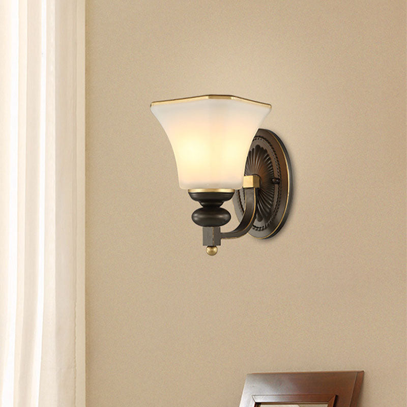 Vivolux | Retro Glocken Wandlampe 1 Licht Frosted Glass Wand Sconce Licht mit Metall gebogenem Arm in Schwarz für Veranda