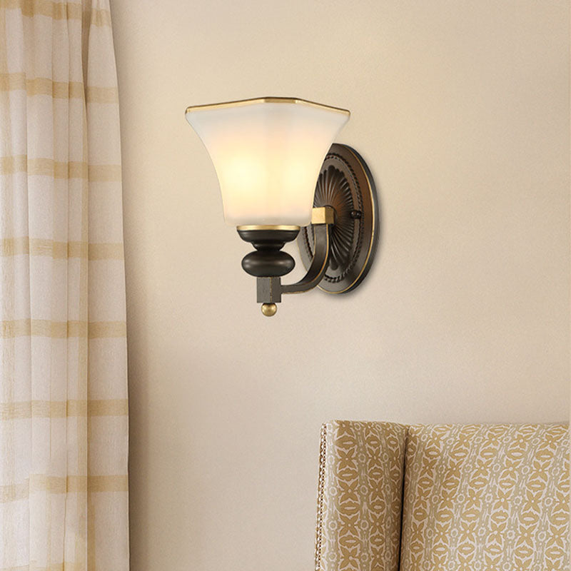 Vivolux | Retro Glocken Wandlampe 1 Licht Frosted Glass Wand Sconce Licht mit Metall gebogenem Arm in Schwarz für Veranda