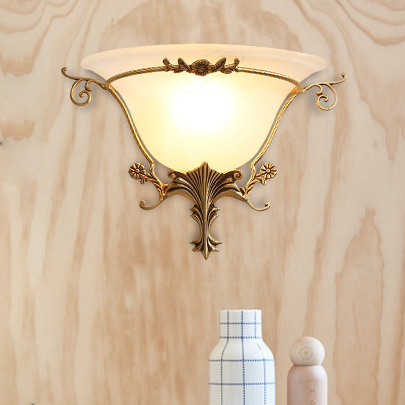 Vivolux | Trumpet Flare Wandleuchte Traditionelles Milchglas 1 Glühbirne Messing Wandmontierte Lampe mit Weintraubendekoration