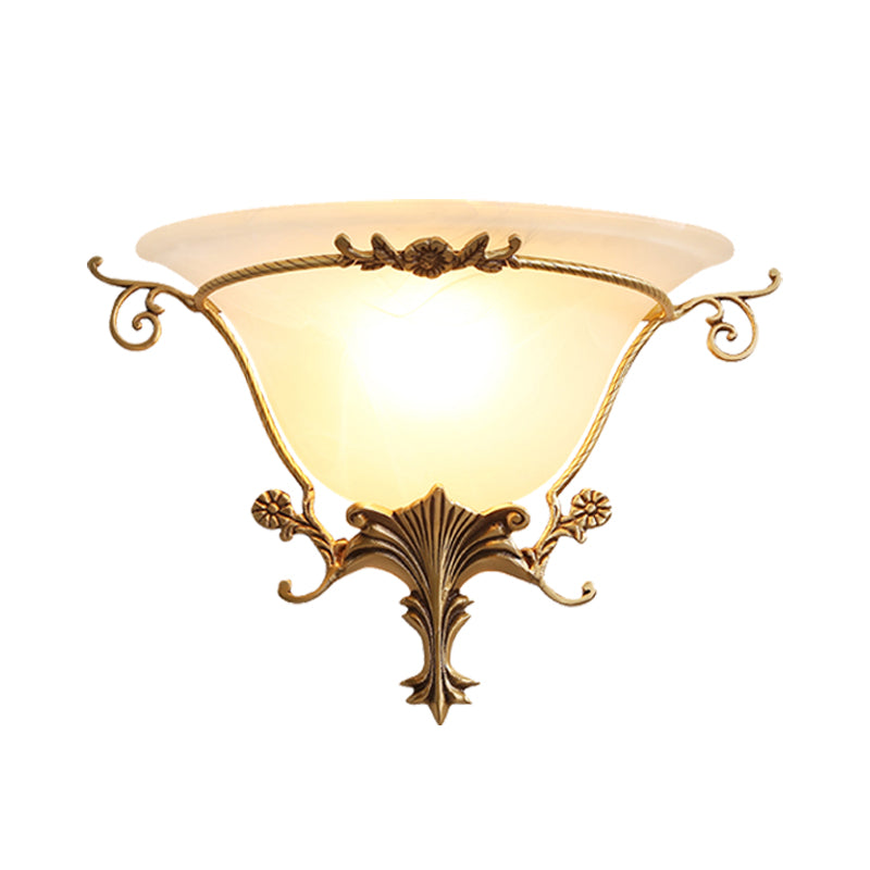 Vivolux | Trumpet Flare Wandleuchte Traditionelles Milchglas 1 Glühbirne Messing Wandmontierte Lampe mit Weintraubendekoration