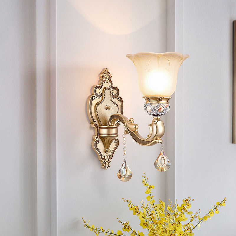 Vivolux | 1 Glühbirne Florale Wandlampe Vintage Weiß Geätztes Glas Wandlampe mit Kristallakzent und goldener_lockiger Harzarm