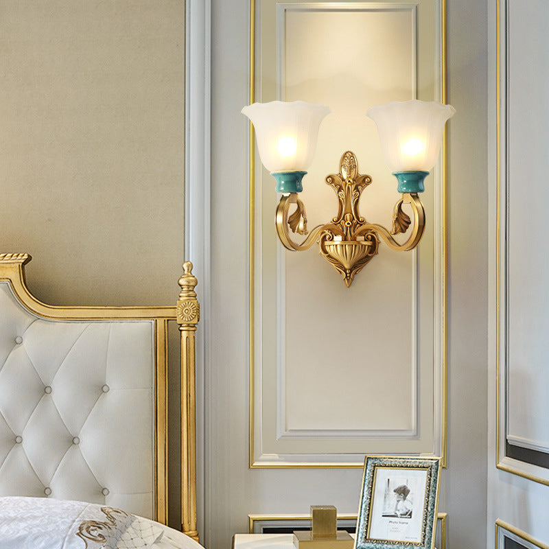 Vivolux | Petal Shade Schlafzimmer Wandmontage Lampe Vintage Stylisch Mattiertes Glas 1/2-Glühbirne Gold Finish Wandlicht