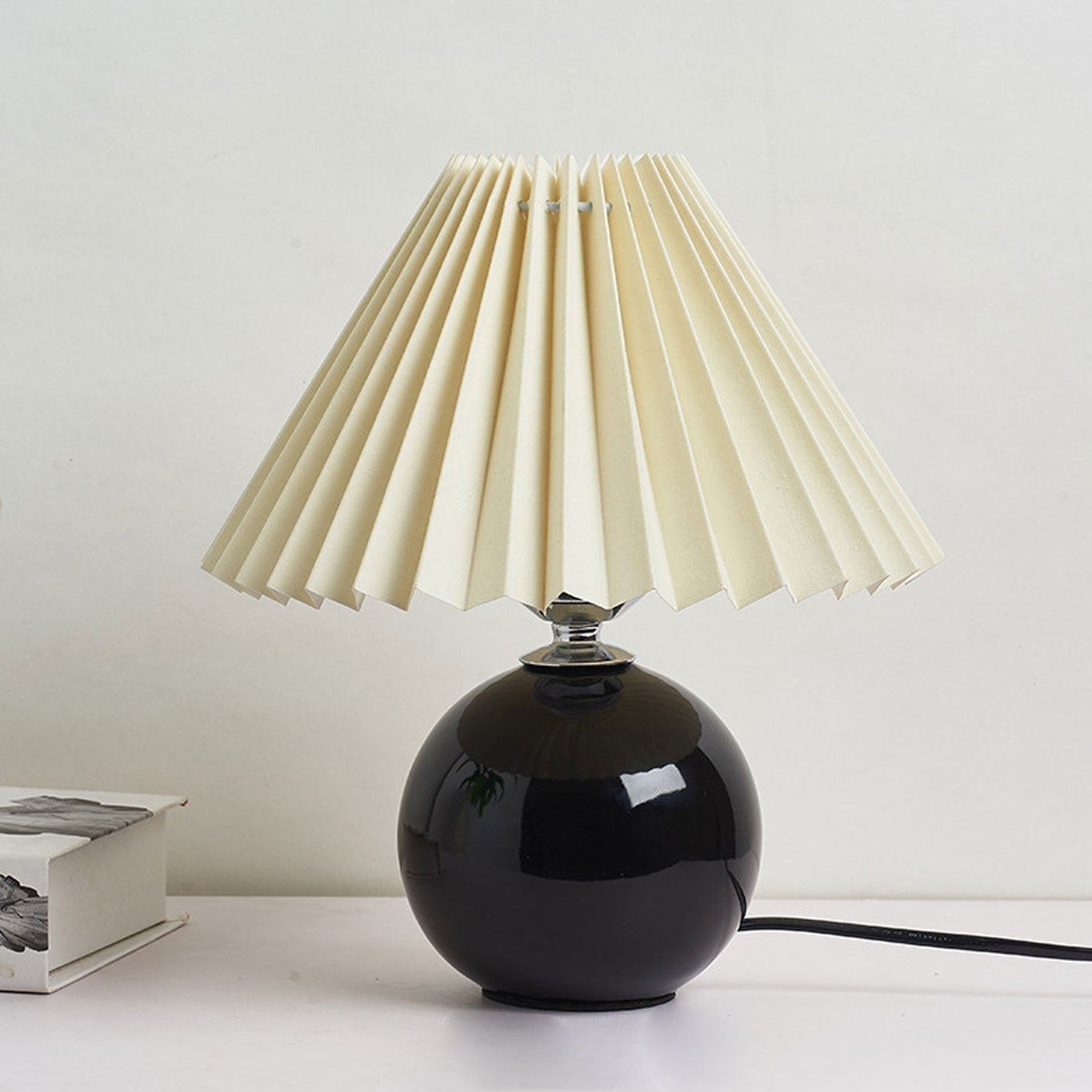 Vivolux | Nordische minimalistische 1-flammige Tischlampe aus Keramik mit Plissee