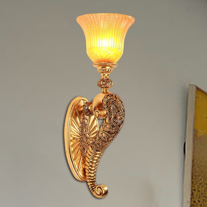 Vivolux | Retro stijl bell wandlamp 1 gloeilamp amber glazen wandverlichting met bronzen/gouden gebogen arm voor slaapkamer
