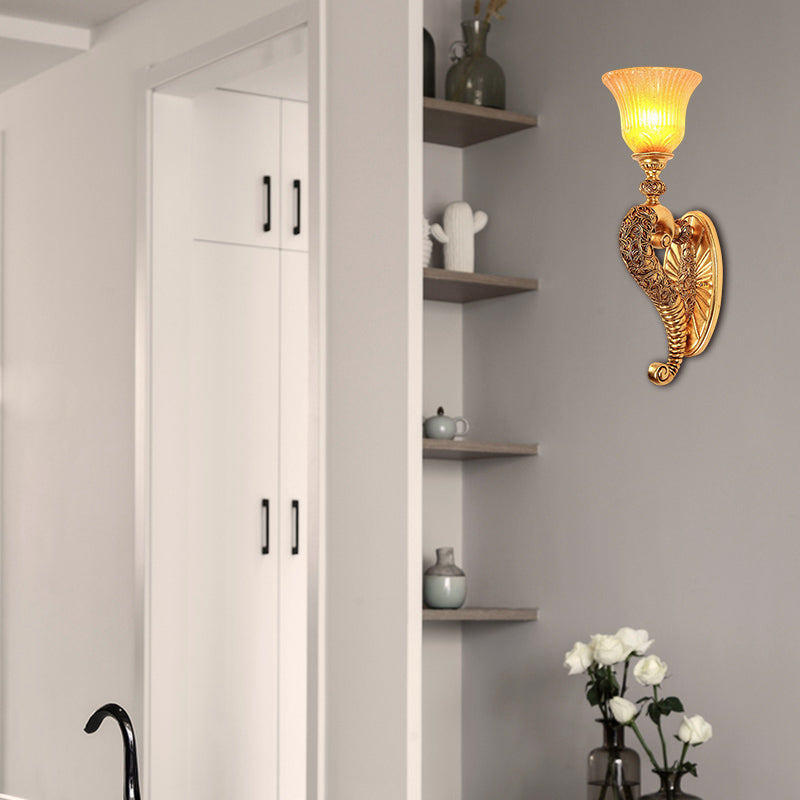 Vivolux | Retro stijl bell wandlamp 1 gloeilamp amber glazen wandverlichting met bronzen/gouden gebogen arm voor slaapkamer
