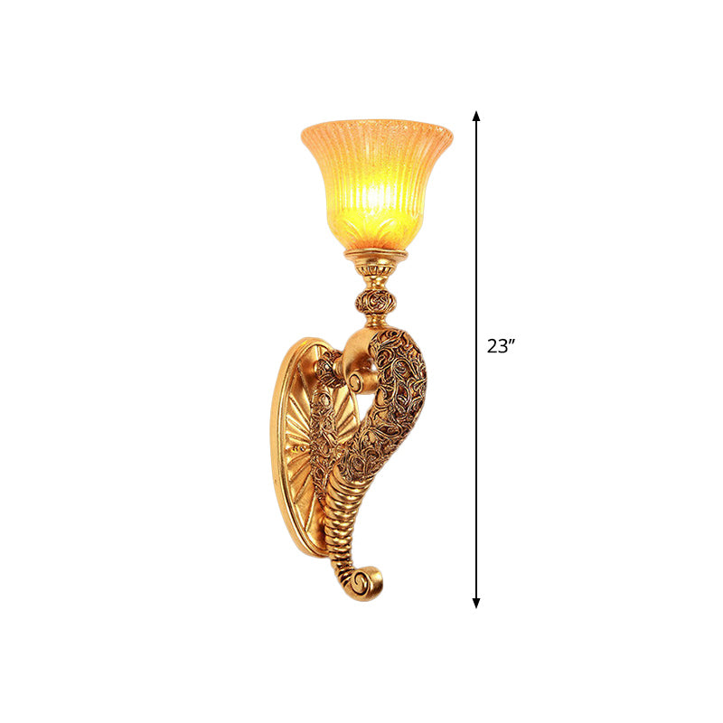 Vivolux | Retro stijl bell wandlamp 1 gloeilamp amber glazen wandverlichting met bronzen/gouden gebogen arm voor slaapkamer