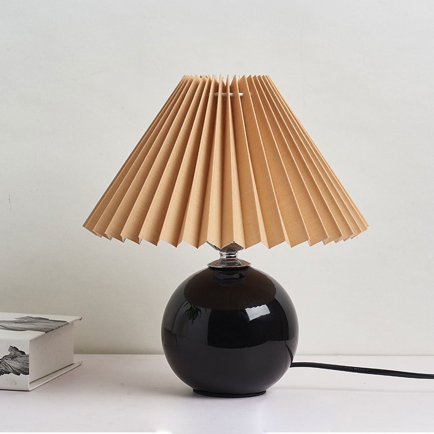 Vivolux | Nordische minimalistische 1-flammige Tischlampe aus Keramik mit Plissee