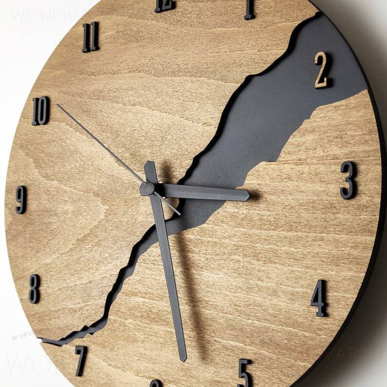 Vivolux | RusticEdge – Einzigartige Wanduhr mit rissiger Holzoberfläche und rustikaler Eleganz