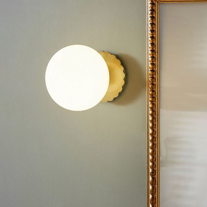 Vivolux | 1 Glühbirne Wohnzimmer Wandleuchte Minimalistische Gold Wandleuchte mit Orb Milchglas Schirm