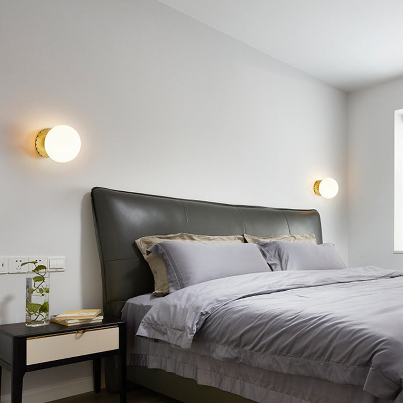Vivolux | 1 Glühbirne Wohnzimmer Wandleuchte Minimalistische Gold Wandleuchte mit Orb Milchglas Schirm
