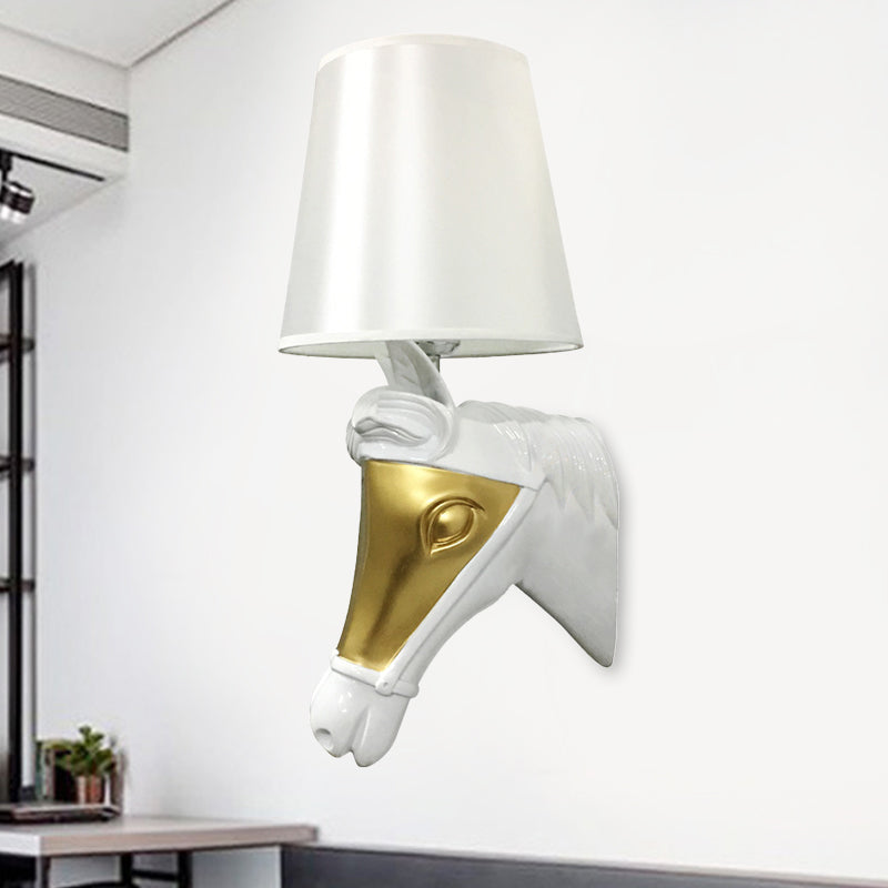 Vivolux | Traditionele Kegel Wandlamp Armatuur 1 Gloeilamp Stoffen Wandmontage Verlichting in Wit/Goud voor Slaapkamer met Paardenhoofdbasisplaat