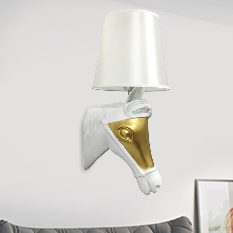 Vivolux | Traditionele Kegel Wandlamp Armatuur 1 Gloeilamp Stoffen Wandmontage Verlichting in Wit/Goud voor Slaapkamer met Paardenhoofdbasisplaat