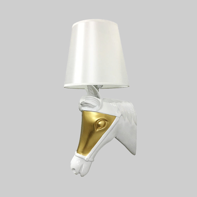 Vivolux | Traditionele Kegel Wandlamp Armatuur 1 Gloeilamp Stoffen Wandmontage Verlichting in Wit/Goud voor Slaapkamer met Paardenhoofdbasisplaat