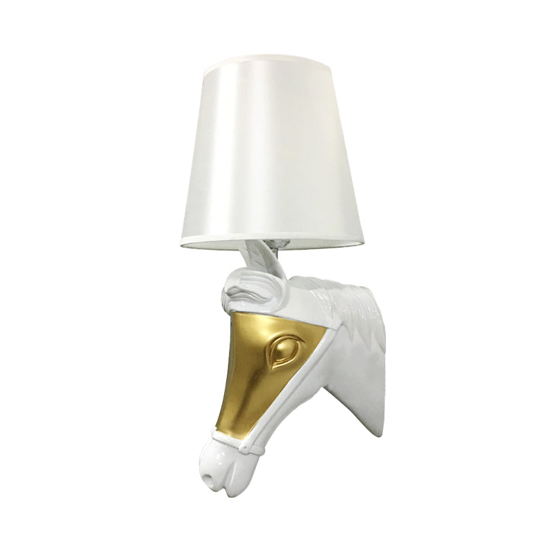 Vivolux | Traditionele Kegel Wandlamp Armatuur 1 Gloeilamp Stoffen Wandmontage Verlichting in Wit/Goud voor Slaapkamer met Paardenhoofdbasisplaat