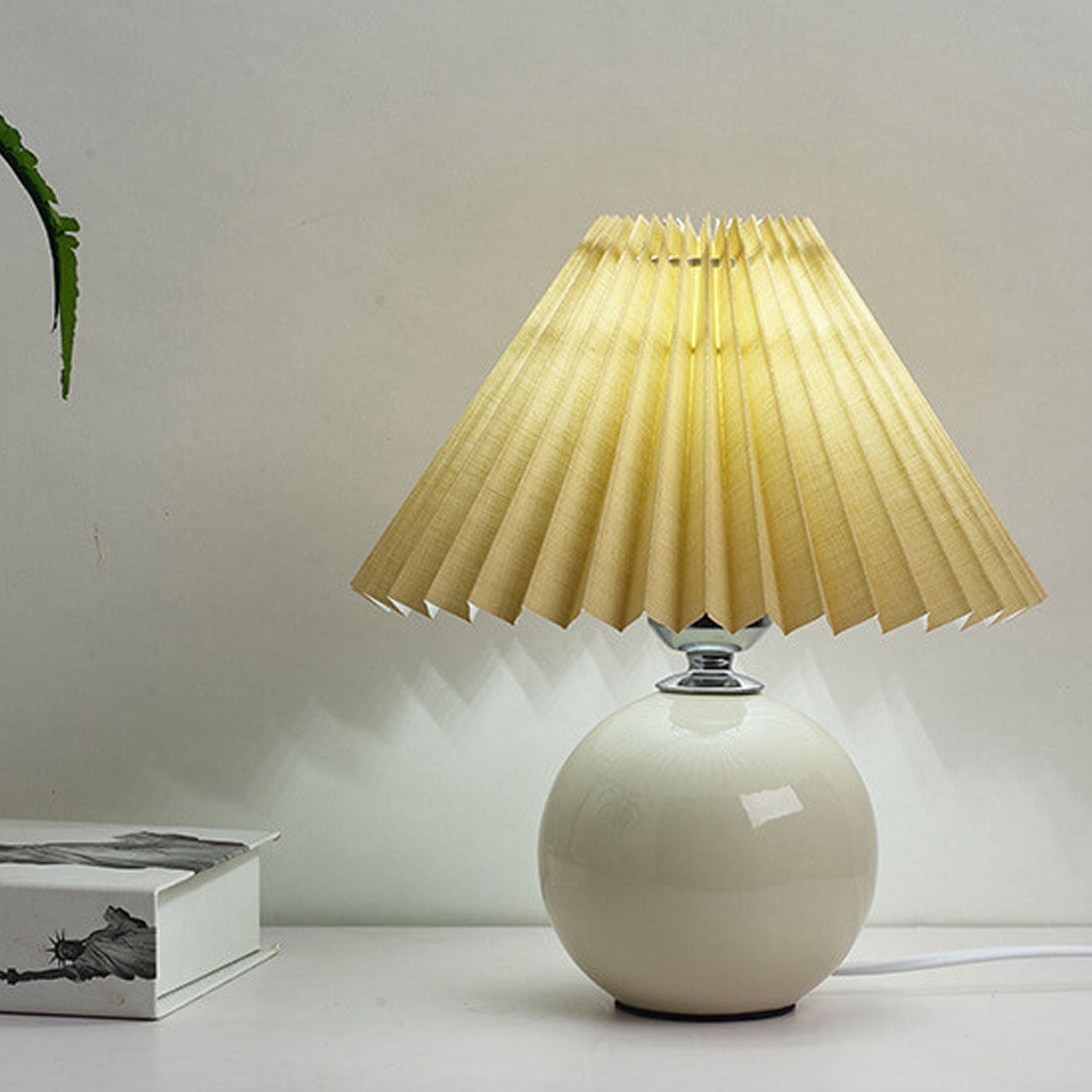 Vivolux | Nordische minimalistische 1-flammige Tischlampe aus Keramik mit Plissee
