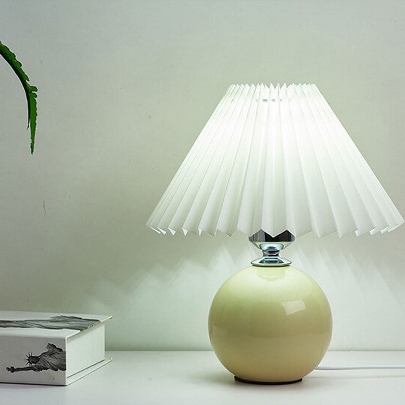 Vivolux | Nordische minimalistische 1-flammige Tischlampe aus Keramik mit Plissee