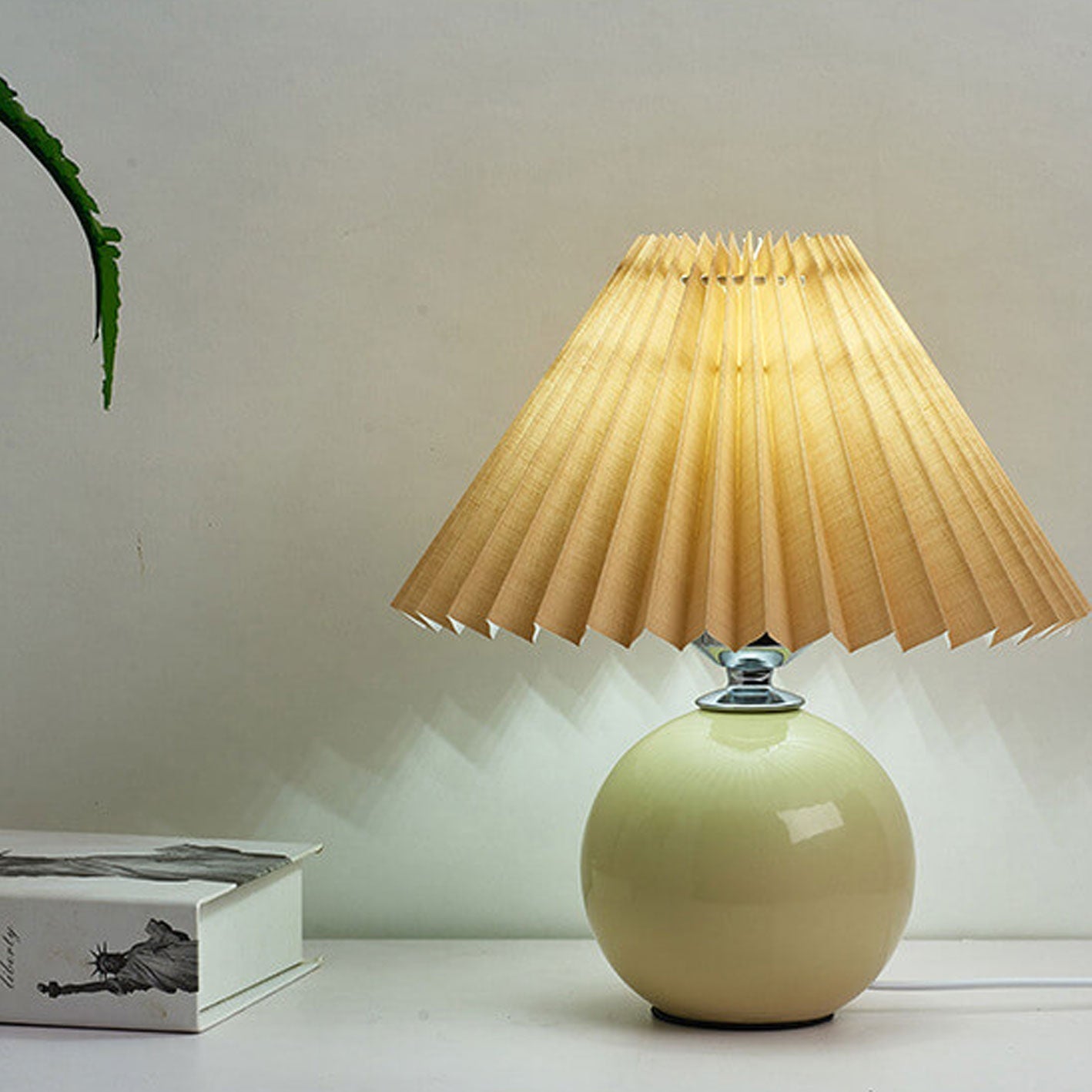 Vivolux | Nordische minimalistische 1-flammige Tischlampe aus Keramik mit Plissee