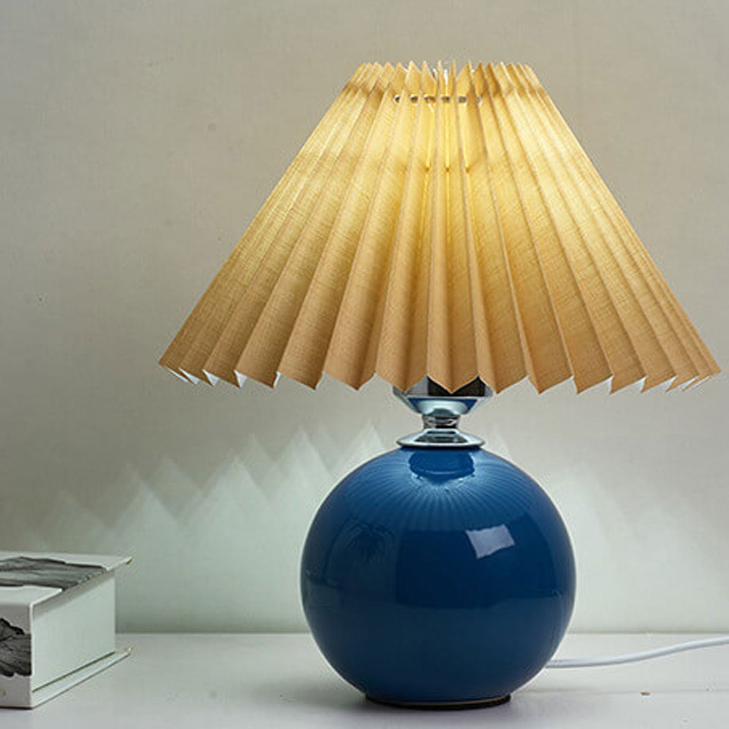Vivolux | Nordische minimalistische 1-flammige Tischlampe aus Keramik mit Plissee