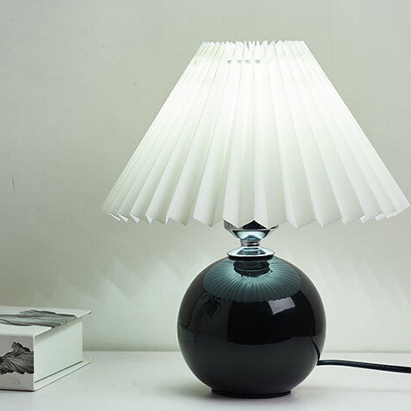 Vivolux | Nordische minimalistische 1-flammige Tischlampe aus Keramik mit Plissee