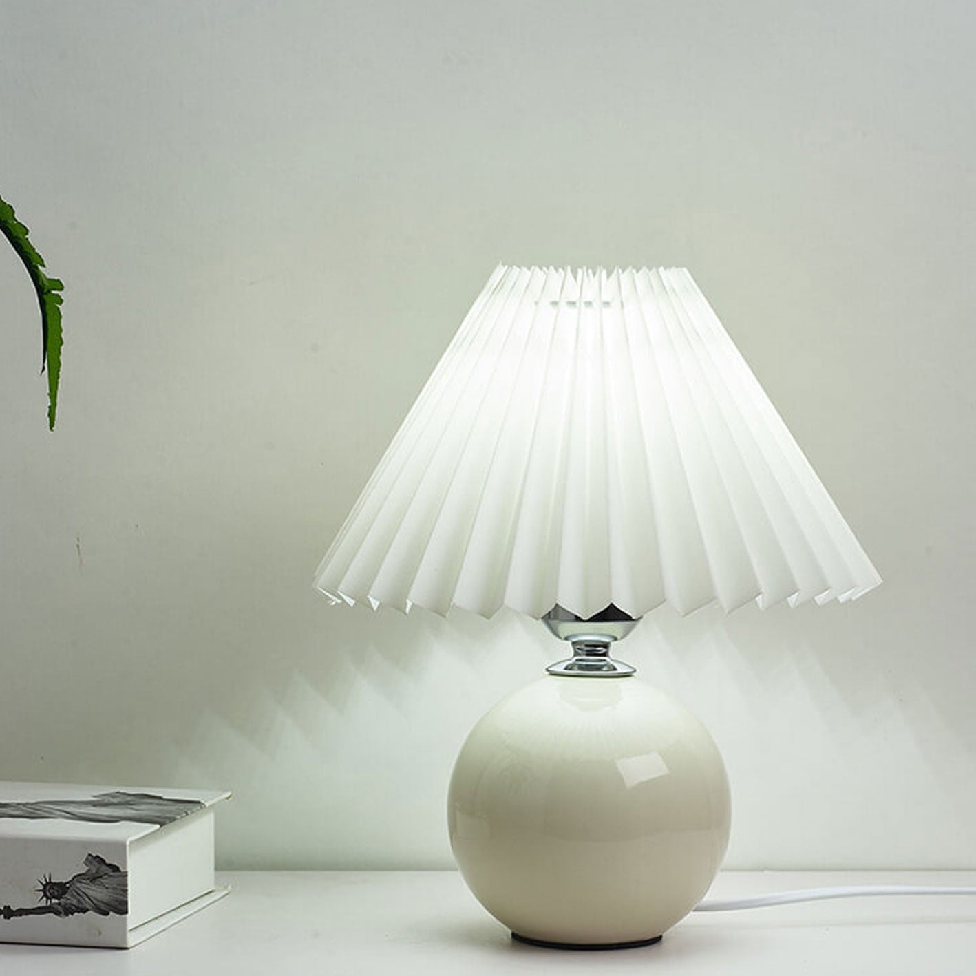 Vivolux | Nordische minimalistische 1-flammige Tischlampe aus Keramik mit Plissee