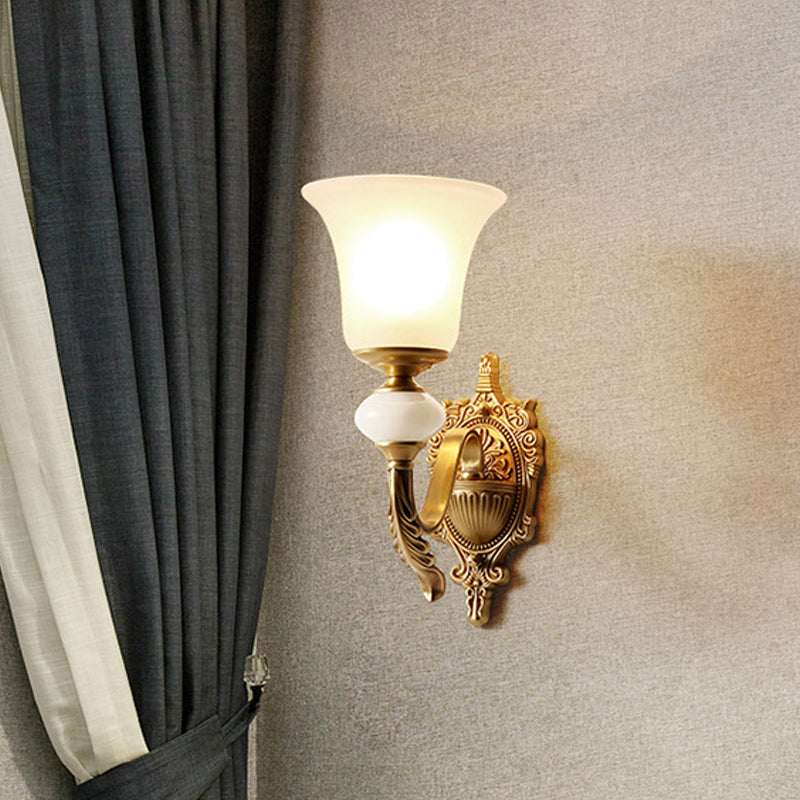 Vivolux | Opal Glas Bel Up Wandlamp Traditioneel 1-Lichts Trap Wandmontage Lichtarmatuur in Messing