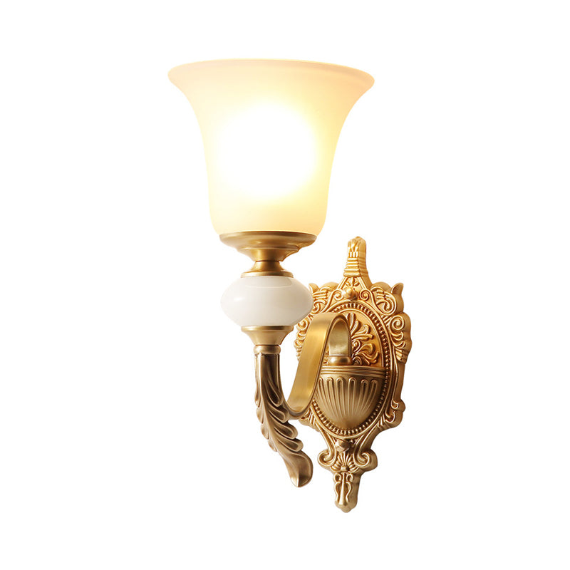 Vivolux | Opal Glas Bel Up Wandlamp Traditioneel 1-Lichts Trap Wandmontage Lichtarmatuur in Messing