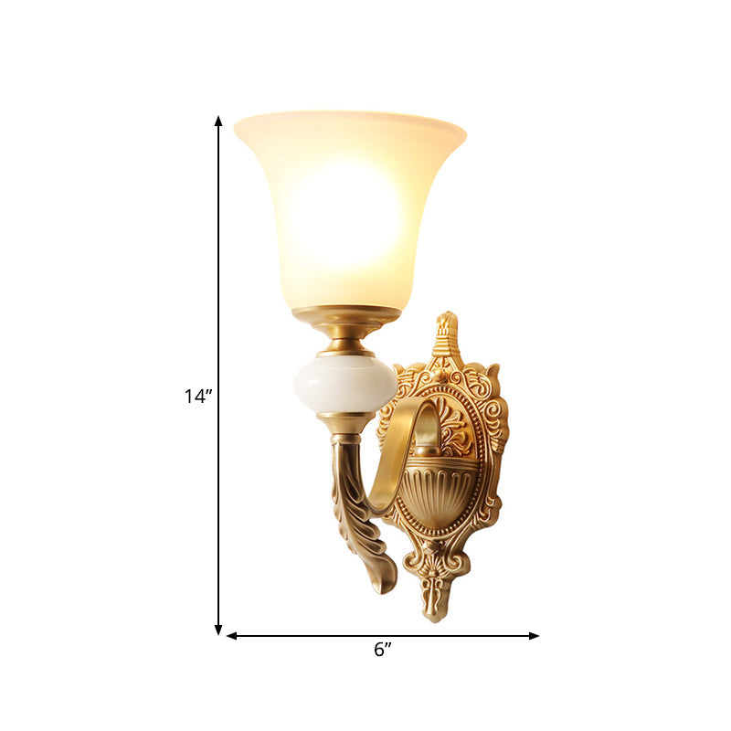 Vivolux | Opal Glas Bel Up Wandlamp Traditioneel 1-Lichts Trap Wandmontage Lichtarmatuur in Messing