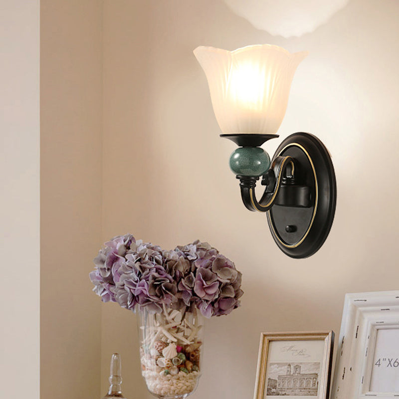 Vivolux | Schwarze Fließende Wandlampe Traditionelles Opal Rippenglas 1/2-Birnen Schlafzimmer Wandleuchte mit Wirbelarm