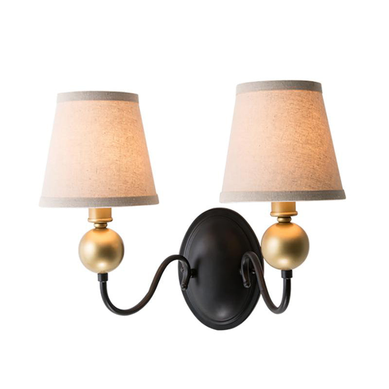 Vivolux | Tapered Fabric Wand Sconces Licht Landelijk 1/2-Bulb Slaapkamer Wandmontage Verlichting in Wit/Beige met Gebogen Arm