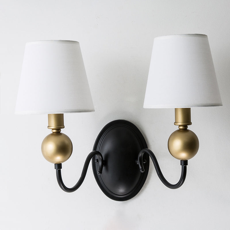 Vivolux | Tapered Fabric Wand Sconces Licht Landelijk 1/2-Bulb Slaapkamer Wandmontage Verlichting in Wit/Beige met Gebogen Arm